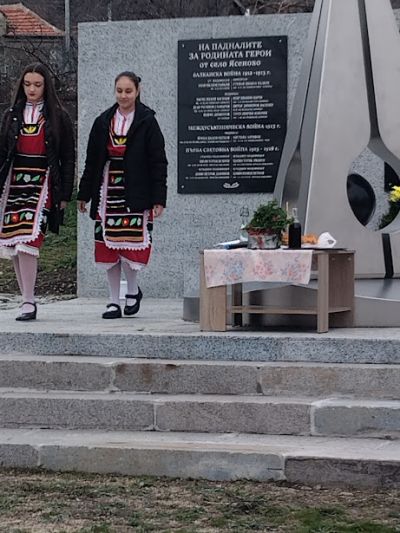 Осветиха военният паметник в село Ясеново