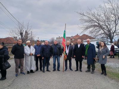 Осветиха военният паметник в село Ясеново