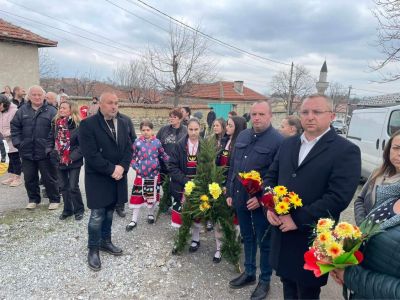 Осветиха военният паметник в село Ясеново