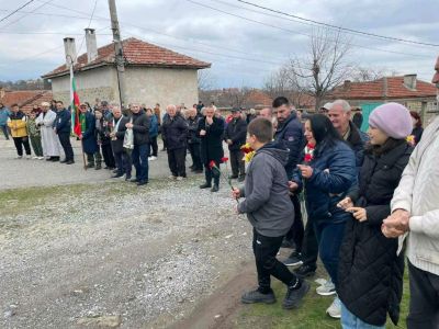 Осветиха военният паметник в село Ясеново