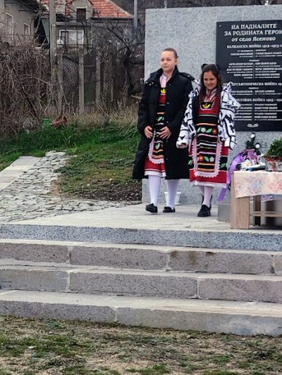Осветиха военният паметник в село Ясеново