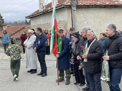 Осветиха военният паметник в село Ясеново