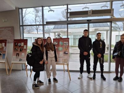 Ученици от ПГЛПТ посетиха изложбата „Жените в историята на академичната наука в България“