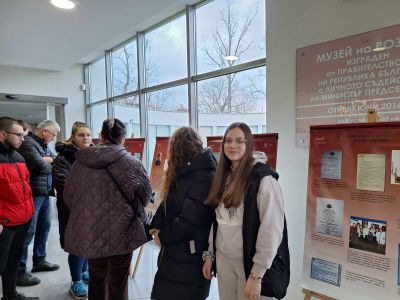 Ученици от ПГЛПТ посетиха изложбата „Жените в историята на академичната наука в България“