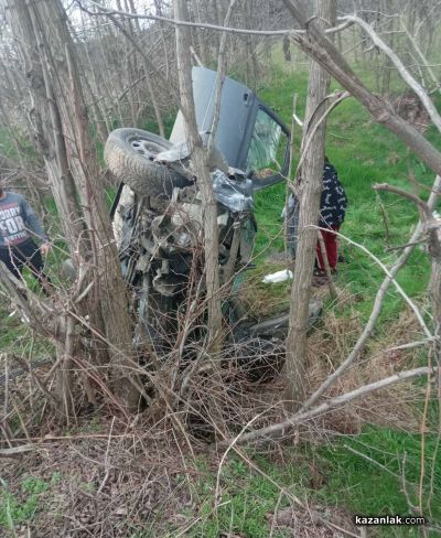 Кола излетя от пътя Мъглиж - Казанлък 