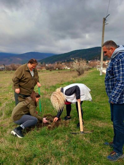 Представители на ДГС “Казанлък“ и кметство Шипка залесиха с медоносни фиданки край входа на подбалканското градче