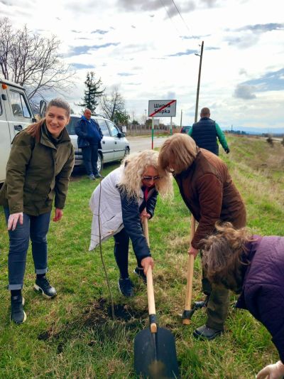 Представители на ДГС “Казанлък“ и кметство Шипка залесиха с медоносни фиданки край входа на подбалканското градче