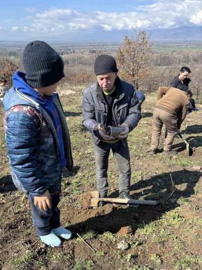 Учители, родители и ученици от ОУ “Св. Паисий Хилендарски“ засадиха дръвчета в изгорялата местност „Гледката“ на парк “Тюлбето” 
