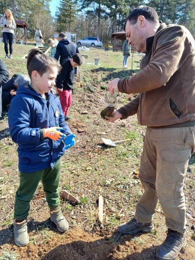 Учители, родители и ученици от ОУ “Св. Паисий Хилендарски“ засадиха дръвчета в изгорялата местност „Гледката“ на парк “Тюлбето” 