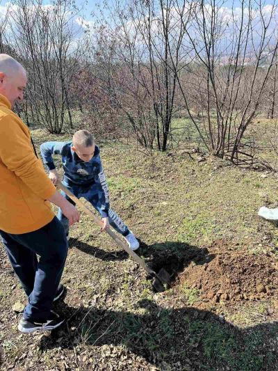 Учители, родители и ученици от ОУ “Св. Паисий Хилендарски“ засадиха дръвчета в изгорялата местност „Гледката“ на парк “Тюлбето” 