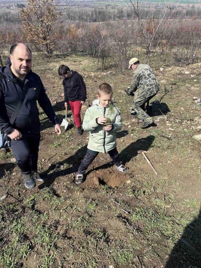 Учители, родители и ученици от ОУ “Св. Паисий Хилендарски“ засадиха дръвчета в изгорялата местност „Гледката“ на парк “Тюлбето” 