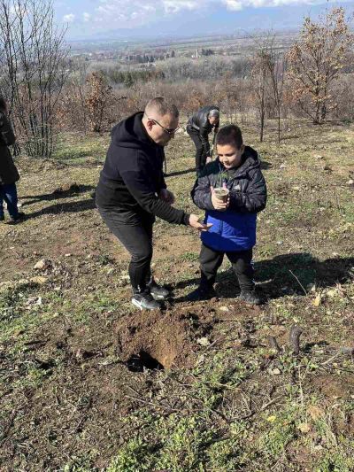 Учители, родители и ученици от ОУ “Св. Паисий Хилендарски“ засадиха дръвчета в изгорялата местност „Гледката“ на парк “Тюлбето” 