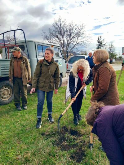 Представители на ДГС “Казанлък“ и кметство Шипка залесиха с медоносни фиданки край входа на подбалканското градче