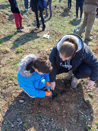 Учители, родители и ученици от ОУ “Св. Паисий Хилендарски“ засадиха дръвчета в изгорялата местност „Гледката“ на парк “Тюлбето” 