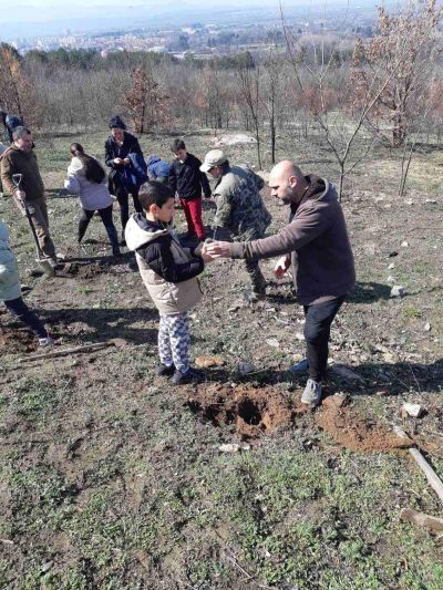 Учители, родители и ученици от ОУ “Св. Паисий Хилендарски“ засадиха дръвчета в изгорялата местност „Гледката“ на парк “Тюлбето” 
