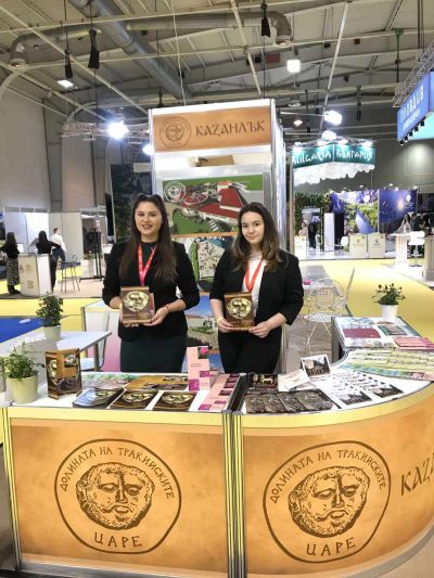Карина и Ан-Никол от ПГЛПТ бяха част от щанда на Община Казанлък на „Ваканция и СПА експо“