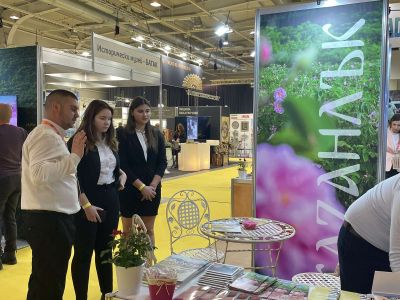 Карина и Ан-Никол от ПГЛПТ бяха част от щанда на Община Казанлък на „Ваканция и СПА експо“