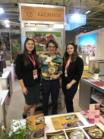 Карина и Ан-Никол от ПГЛПТ бяха част от щанда на Община Казанлък на „Ваканция и СПА експо“