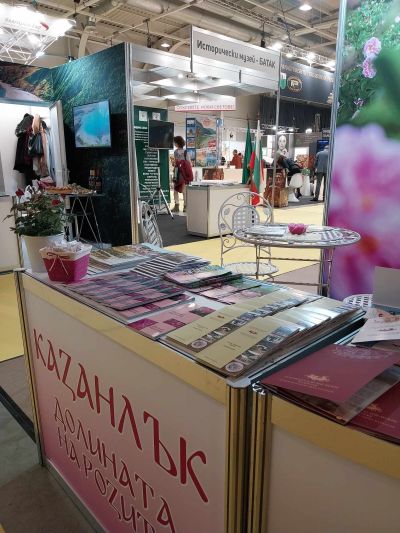 Карина и Ан-Никол от ПГЛПТ бяха част от щанда на Община Казанлък на „Ваканция и СПА експо“