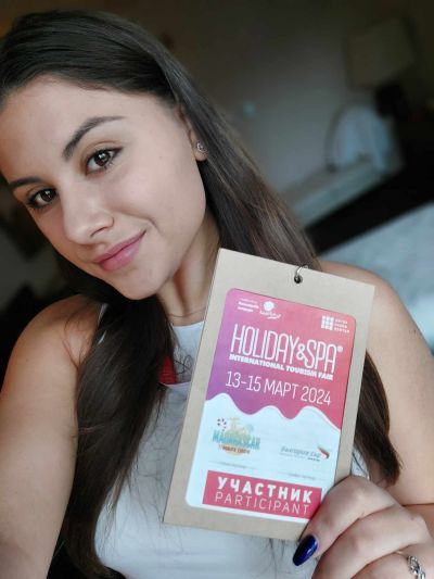 Карина и Ан-Никол от ПГЛПТ бяха част от щанда на Община Казанлък на „Ваканция и СПА експо“