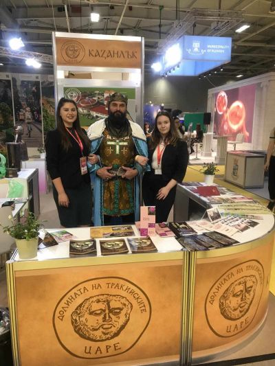 Карина и Ан-Никол от ПГЛПТ бяха част от щанда на Община Казанлък на „Ваканция и СПА експо“