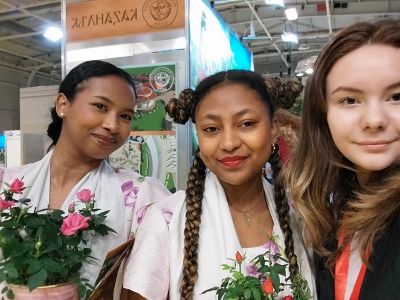 Карина и Ан-Никол от ПГЛПТ бяха част от щанда на Община Казанлък на „Ваканция и СПА експо“