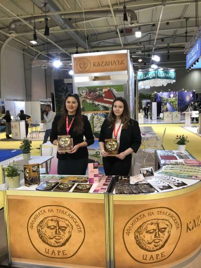 Карина и Ан-Никол от ПГЛПТ бяха част от щанда на Община Казанлък на „Ваканция и СПА експо“