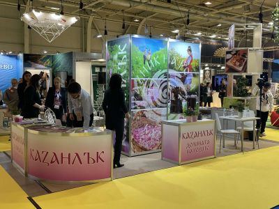 Карина и Ан-Никол от ПГЛПТ бяха част от щанда на Община Казанлък на „Ваканция и СПА експо“