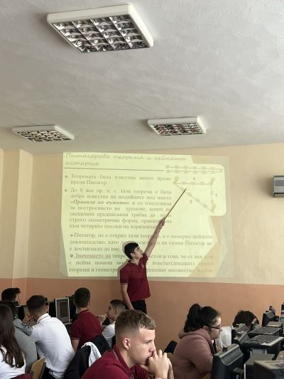 Ученици и учители представят специалностите в месеца на професиите в ПГ „Иван Хаджиенов“