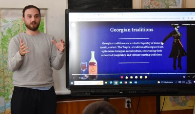 Грузинският доброволец Омари гостува в ПГЛПТ и представи страната си в час по география