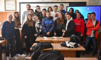 Грузинският доброволец Омари гостува в ПГЛПТ и представи страната си в час по география