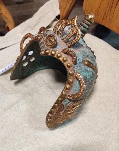 След мащабна операция на ГДБОП са иззети над 500 предмета, сред които тракийски шлем и антични златни накити 