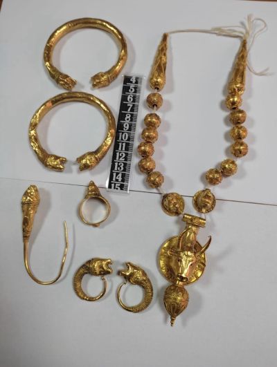 След мащабна операция на ГДБОП са иззети над 500 предмета, сред които тракийски шлем и антични златни накити 