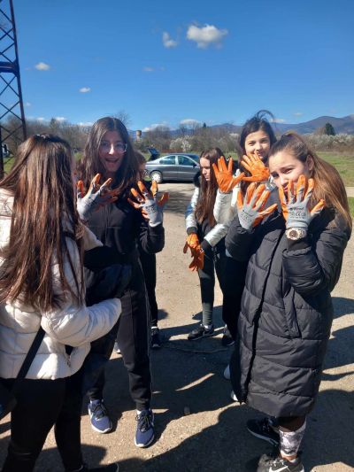 Ученици от ПХГ “Св. Св. Кирил и Методий“ се включиха в почистването на защитена местност “Гората на Боряна“