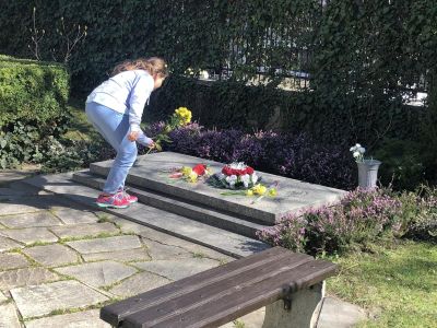 Децата от ОУ “Св. Паисий Хилендарски“ отдадоха почит към Чудомир