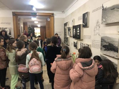 Децата от ОУ “Св. Паисий Хилендарски“ отдадоха почит към Чудомир