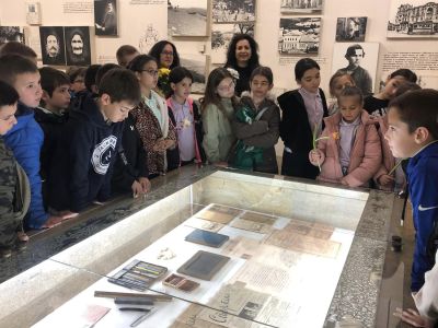 Децата от ОУ “Св. Паисий Хилендарски“ отдадоха почит към Чудомир