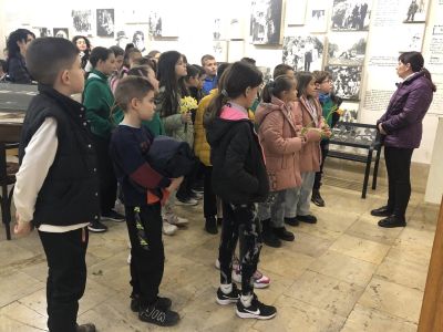 Децата от ОУ “Св. Паисий Хилендарски“ отдадоха почит към Чудомир