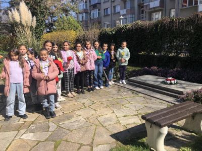 Децата от ОУ “Св. Паисий Хилендарски“ отдадоха почит към Чудомир