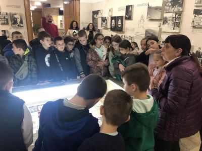 Децата от ОУ “Св. Паисий Хилендарски“ отдадоха почит към Чудомир