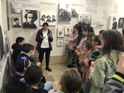 Децата от ОУ “Св. Паисий Хилендарски“ отдадоха почит към Чудомир