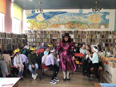 Първолаците на ОУ “Св. Паисий Хилендарски“ отбелязаха празника на буквите с весели занимания в библиотека “Искра“