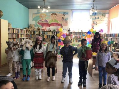 Първолаците на ОУ “Св. Паисий Хилендарски“ отбелязаха празника на буквите с весели занимания в библиотека “Искра“