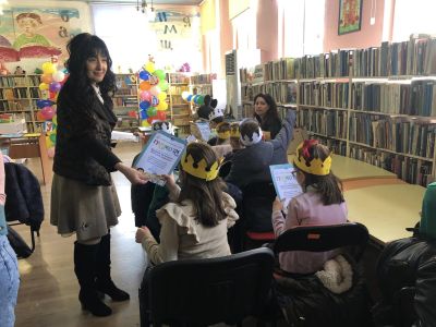 Първолаците на ОУ “Св. Паисий Хилендарски“ отбелязаха празника на буквите с весели занимания в библиотека “Искра“