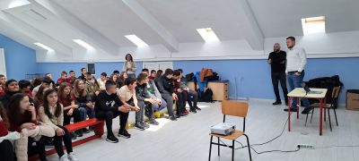 Ученици и учители от ОУ “Мати Болгария“ обсъждаха с експерти влиянието на дигиталните технологии и социалните мрежи