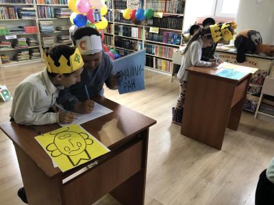 Първолаците на ОУ “Св. Паисий Хилендарски“ отбелязаха празника на буквите с весели занимания в библиотека “Искра“