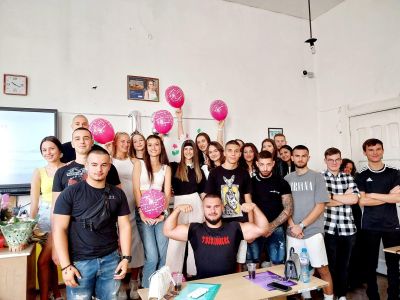 Абитуриенти от ПХГ ,,Св.Св. Кирил и Методий“ с емоционална и вълнуваща покана за бала към своята класна/ ВИДЕО