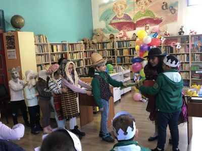 Първолаците на ОУ “Св. Паисий Хилендарски“ отбелязаха празника на буквите с весели занимания в библиотека “Искра“