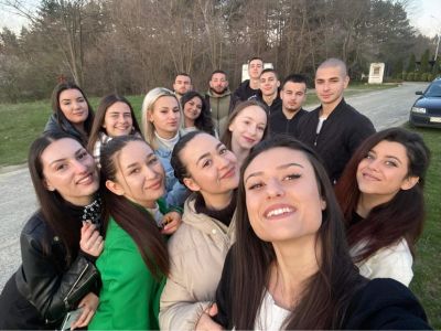 Абитуриенти от ПХГ ,,Св.Св. Кирил и Методий“ с емоционална и вълнуваща покана за бала към своята класна/ ВИДЕО