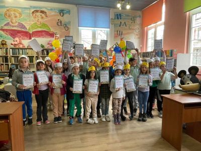 Първолаците на ОУ “Св. Паисий Хилендарски“ отбелязаха празника на буквите с весели занимания в библиотека “Искра“